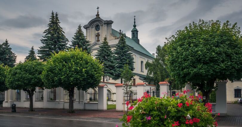 Zdjęcie kościoła wśród drzew, foto: https://podroze.onet.pl/
