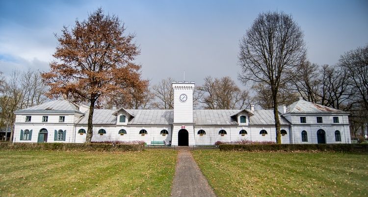 Zdjęcie stajni, foto: Equista - Stadnina Koni Janów Podlaski Pomnikiem Historii? Jeszcze nie teraz https://equista.pl/editorial/2163/stadnina-koni-janow-podlaski-pomnikiem-historii-jeszcze-nie-teraz?utm_source=facebook&utm_medium=fanpage_equista&utm_campaign=article2163