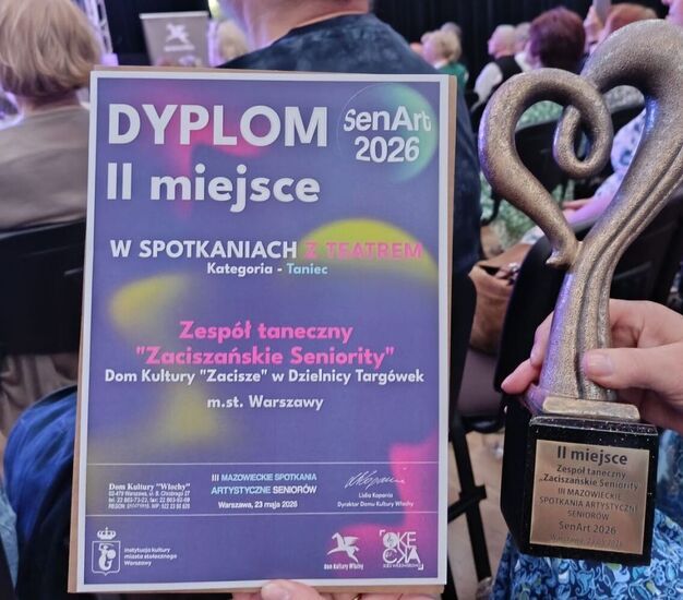 Zdjęcie dyplomu i statuetki za zajecie II miejsca w mazowieckich Spotkaniach Artystycznych Seniorów