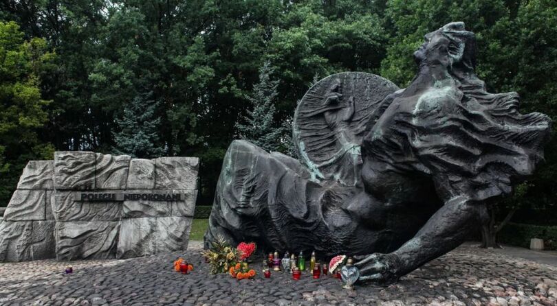 Zdjęcie pomnika na Cmentarzu Powstańców Warszawy, foto: https://polskieradio24.pl/artykul/2855123,cmentarz-powstancow-warszawy-sto-tysiecy-nieznanych-imion