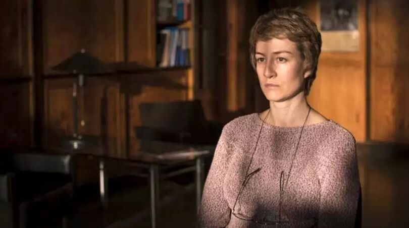Zdjęcie: kobieta w średnim wieku w krótkich włosach i w okularach na łańcuszku widziana z profilu, fot. Filmweb