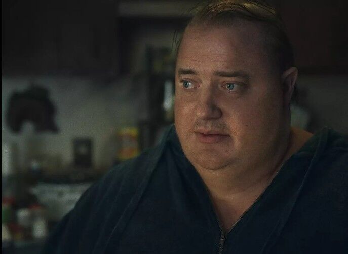 Zdjęcie: mężczyzna w ciemnym t-shircie patrzący w bok, fot. Filmweb