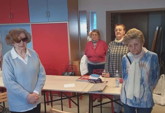 Zdjęcie stojących starszych kobiet