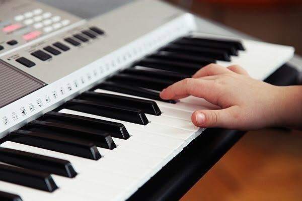 Zdjęcie: dziecięca ręka na klawiszach keyboardu