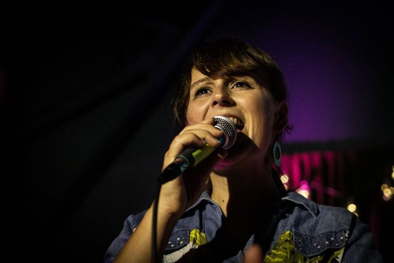 Zdjęcie: brunetka w średnim wieku, z ciemnymi oczami, z mikrofonem