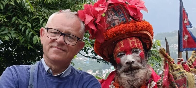 Portret mężczyzny w okularach w towarzystwie mężczyzny z wymalowaną na czerwono twarzą