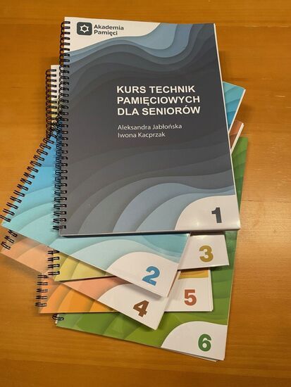 Kolorowe okładki książki Kurs technik pamięciowych dla seniorów