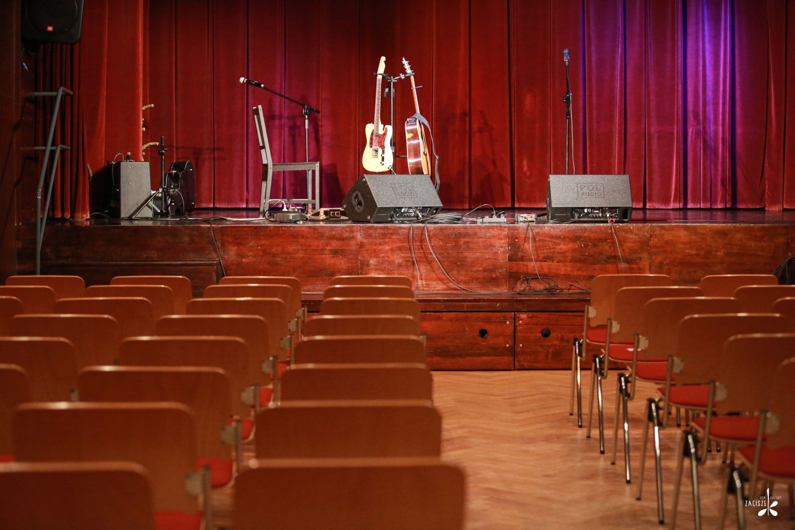 Sala teatralna z widokiem na scenę i z ustawionymi krzesłami